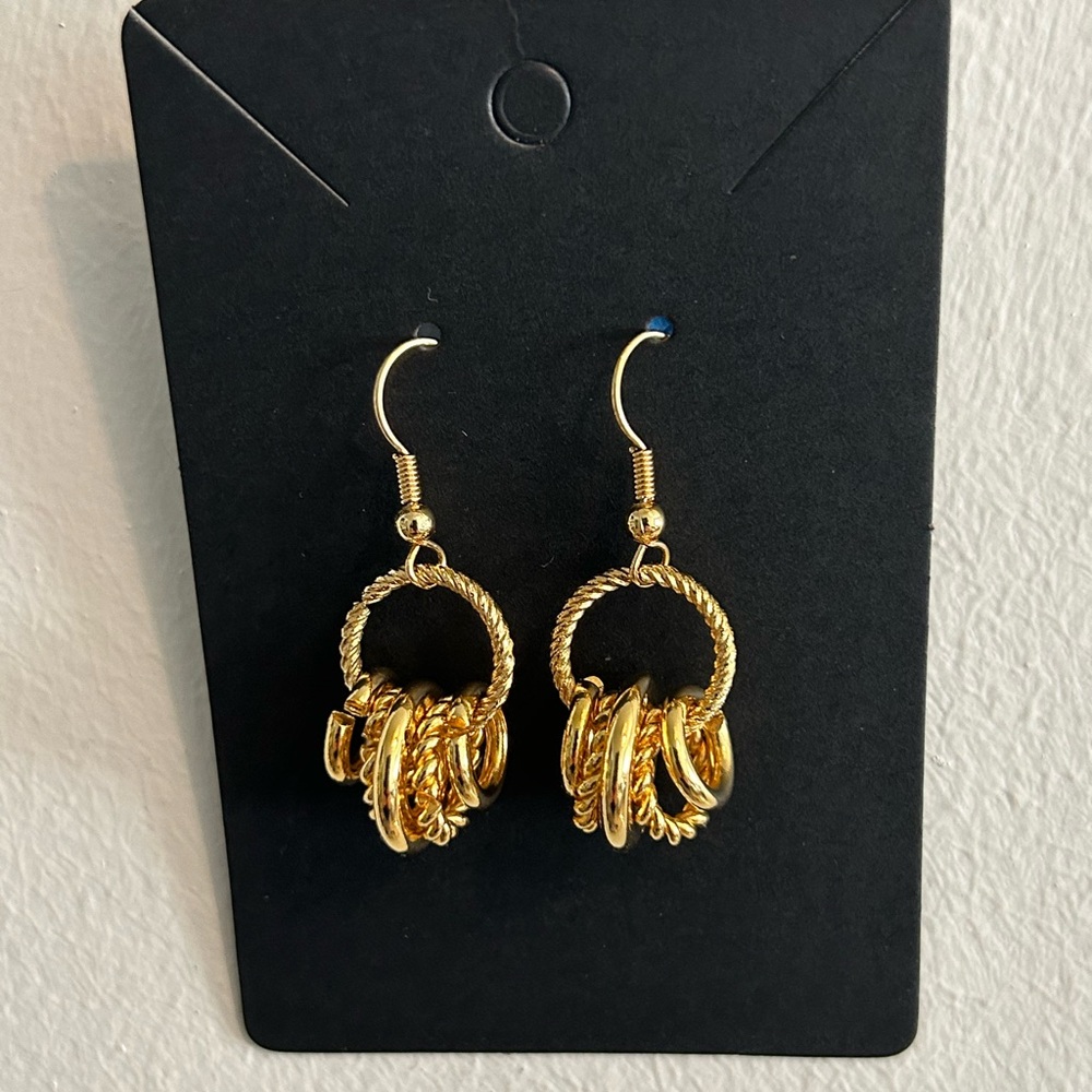 ❤️4/$20 Gold Tone Hoop Earrings